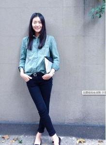 刘雯黑白生活照,演绎都市女性的简约魅力